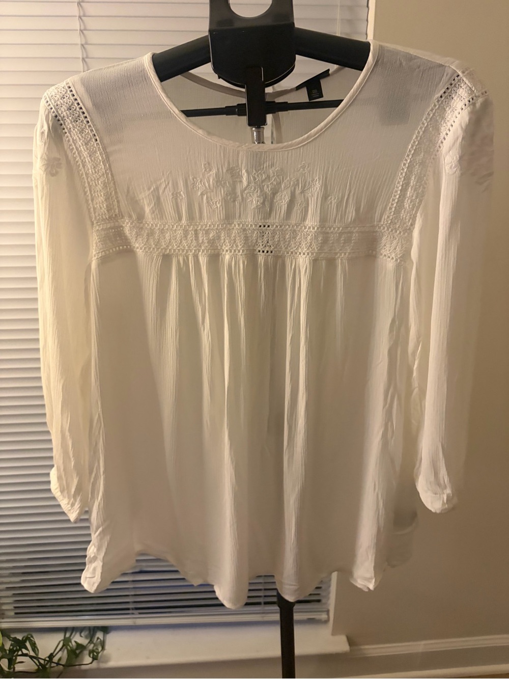 Torrid White Crinkle Gauze Embroidered Blouse Size 00 NWT
